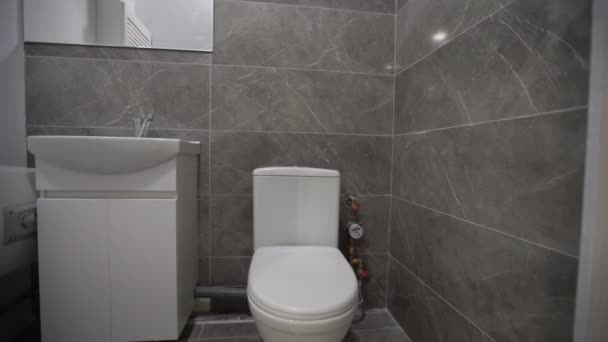 Öffentliche Toilettenkabine, graues öffentliches Badezimmer. - Filmmaterial, Video