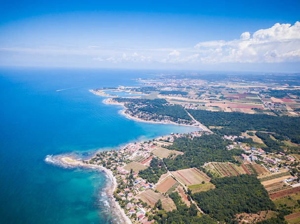 Vista aérea de la costa cerca de Umag en Croacia, Istria - Foto, imagen