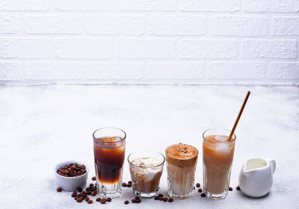 Diferentes bebidas de café frío de moda
 - Foto, imagen