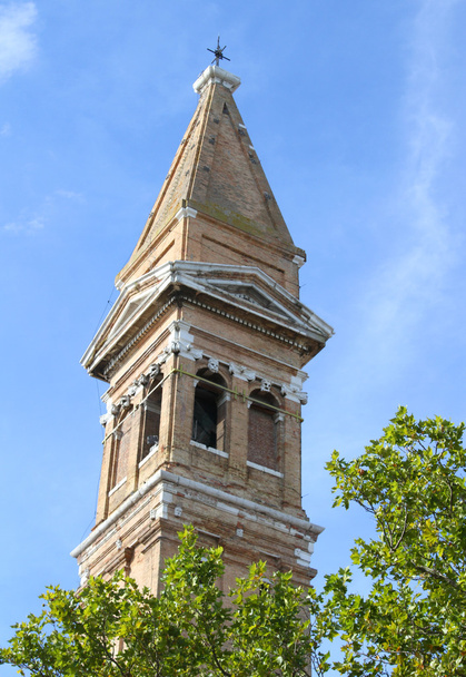 burano közelében Velence és a kék ég templom tornya - Fotó, kép