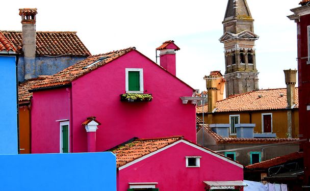 burano és színes házak harangtorony - Fotó, kép
