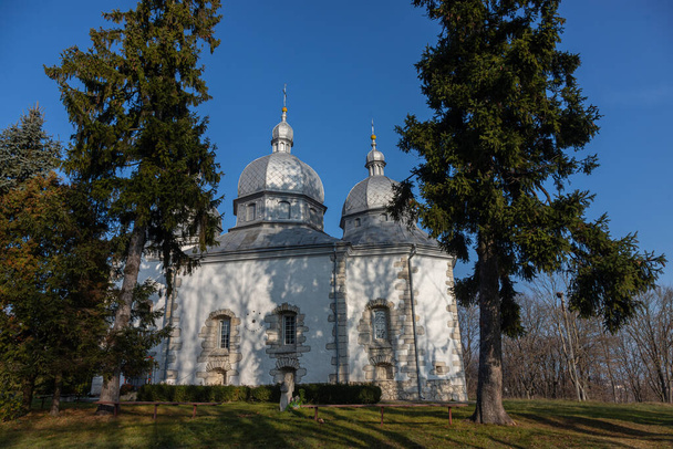 antigua iglesia de piedra en Zbarazh Ucrania en el tiempo soleado día de otoño. - Foto, imagen