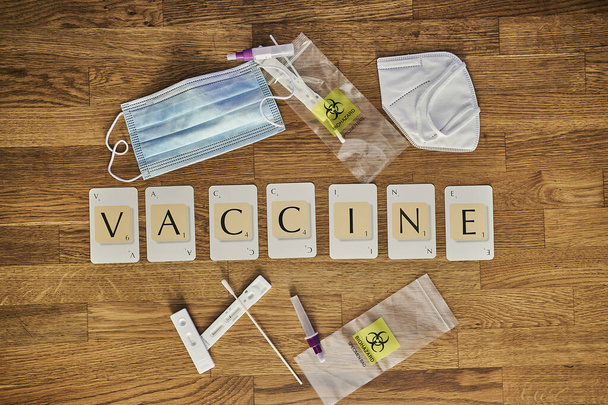 Scrabble-Buchstabenkarten zur Rechtschreibung der Corona covid 19 Pandemie bezogene Wort Impfung - Foto, Bild