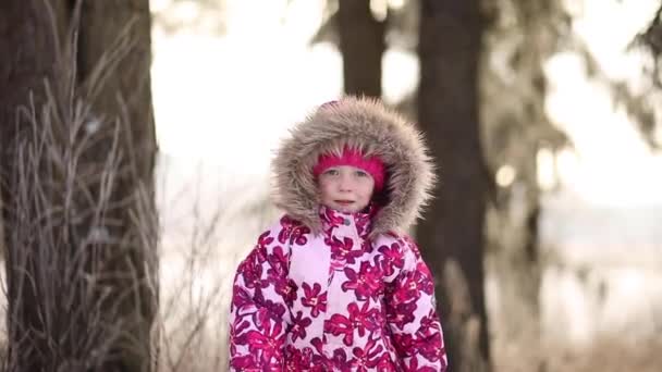 Bir kız kışın gülümser ve güzel bir gün geçirir, portre - Video, Çekim