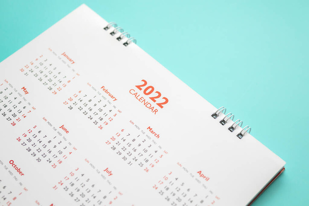 2022 Kalenderblatt auf blauem Hintergrund Geschäftsplanung Terminbesprechungskonzept - Foto, Bild
