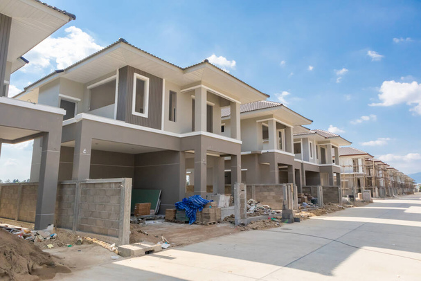 bouw residentieel nieuw huis in uitvoering op bouwterrein woningbouw - Foto, afbeelding