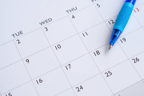 Modré pero na stránce kalendář pozadí obchodní plánování schůzka koncepce - Fotografie, Obrázek
