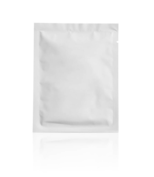 Blanco witte aluminiumfolie plastic zakje zak zakje verpakking mockup geïsoleerd op witte achtergrond - Foto, afbeelding