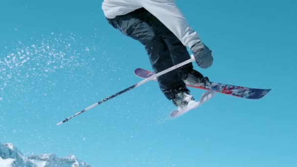 SLOW MOTION: Freestyle sciatore toglie il kicker e fa un difficile 360 afferrare. - Filmati, video