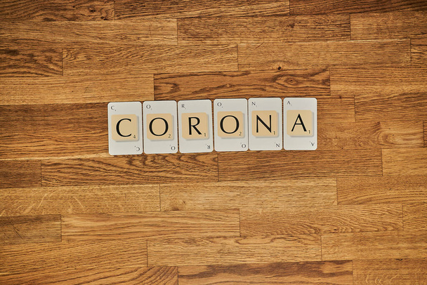 Scrabble cartas deletreando la corona covid 19 Pandemia palabra relacionada Corona - Foto, Imagen