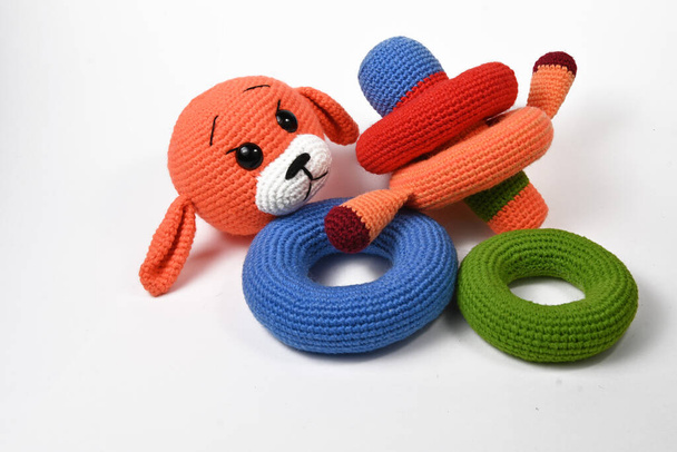 Muñecas amigurumi hechas a mano de ganchillo, juguete animal suave. Aislar. - Foto, imagen
