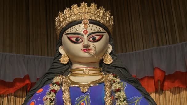 Idol πρόσωπο της θεάς Saraswati στο Howrah, Δυτική Βεγγάλη, Ινδία. Saraswati είναι ινδουιστική θεά της γνώσης, της μουσικής, της τέχνης, της σοφίας, και της μάθησης. - Πλάνα, βίντεο