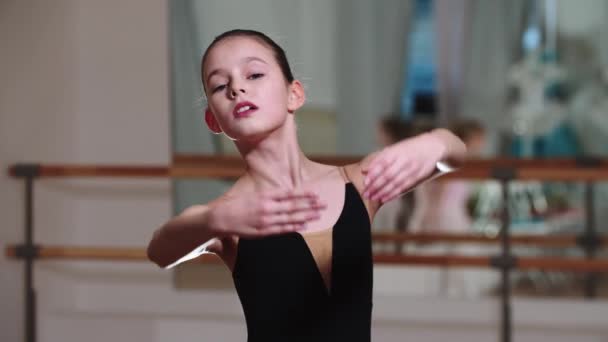Pequeña bailarina camina muestra movimientos de ballet con sus manos - Imágenes, Vídeo
