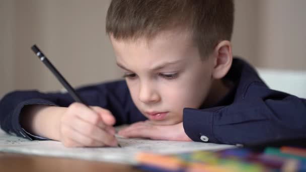 Anaokulu çocuğu evde resim çiziyor. Hobi konsepti - Video, Çekim