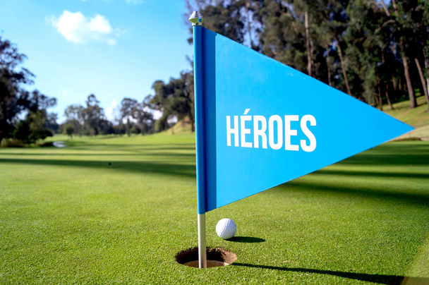 Bola de golf green Hole - cerca al hoyo - BANDERIN HEROES - Foto, Imagen