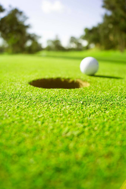 golf zöld lyuk - cerca al hoyo - klub - Fotó, kép