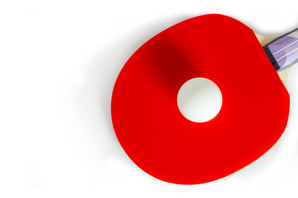 Une raquette de ping-pong rouge avec une balle blanche. Activités sportives, tennis de table, variétés variées - Photo, image