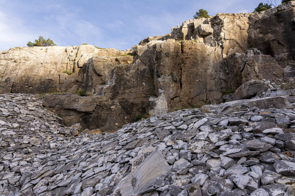 Τμήμα του εγκαταλελειμμένου λατομείου μαρμάρου Πεντέλης στην Αττική. Η Πεντέλη είναι ένα βουνό, 18 χλμ. βόρεια της Αθήνας, από το οποίο προμηθεύτηκε πέτρα για την κατασκευή του Παρθενώνα.. - Φωτογραφία, εικόνα