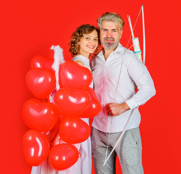 Valentinstag Paar. Engel mit Ballons in Herzform. Amor mit Pfeil und Bogen. Beziehungen. - Foto, Bild