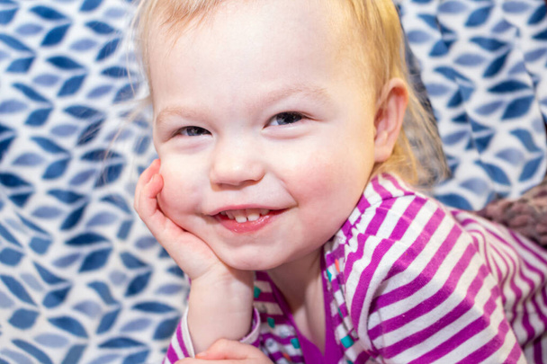детские портреты, позирующие и улыбающиеся на белом и синем фоне - Фото, изображение