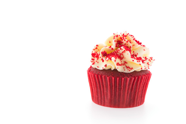 rood fluweel cupcakes geïsoleerd op wit - Foto, afbeelding