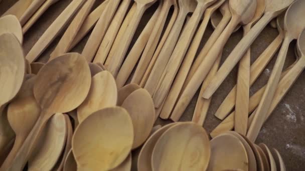Stapel handgemaakte houten lepels te koop in de Bazaar. - Video