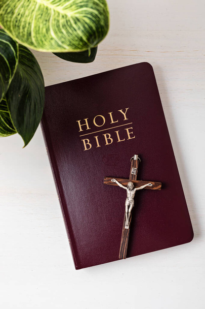 Sainte Bible sur table en bois blanc. Pensée chrétienne, célébration de Pâques, prière, étude de la Bible. Vue du dessus - Photo, image