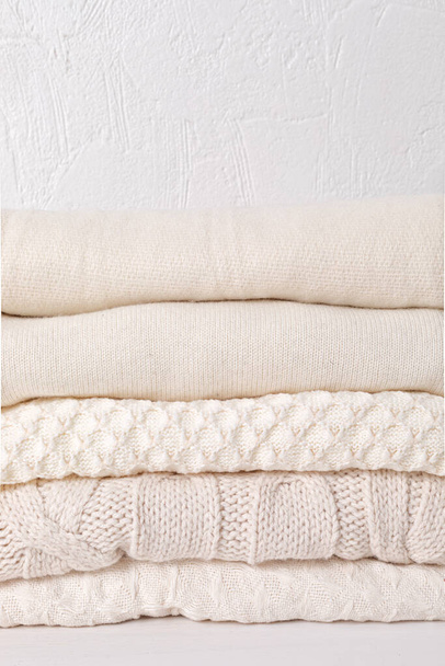 Montón de ropa de punto blanco acogedor para el clima frío. Suéteres orgánicos de confort. Idea de estilo Hygge - Foto, Imagen