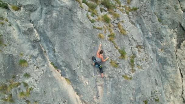 AÉRIAL : Survoler une femme voyageant à travers l'Europe pour escalader les falaises les plus dures. - Séquence, vidéo