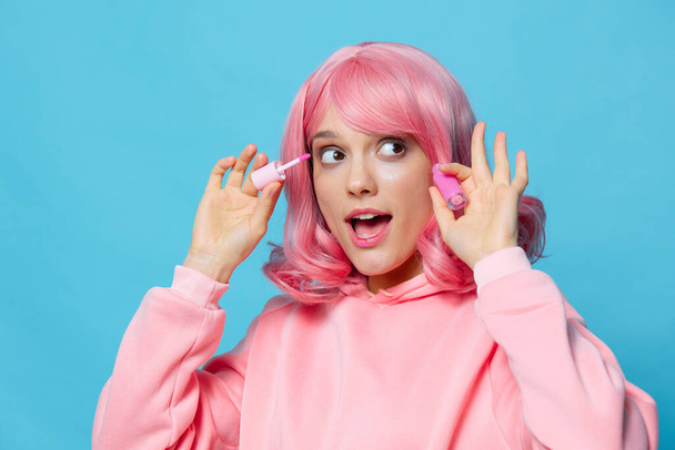 jovem mulher labial brilho maquiagem rosa cabelo Estilo de vida moda - Foto, Imagem