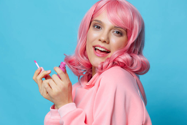 hermosa mujer labio brillo maquillaje rosa pelo Estilo de vida moda - Foto, Imagen