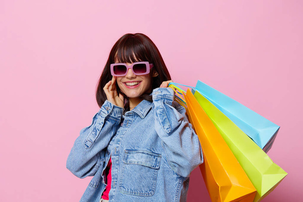 žena nakupování v obchodě zábava zábava růžové pozadí - Fotografie, Obrázek