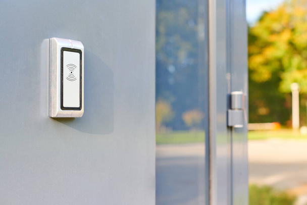 Αναγνώστης RFID στην είσοδο του γραφείου για πρόσβαση μέσω κάρτας κλειδιού RFID, κλειδώματος και βασικού συστήματος ελέγχου. Σύστημα αναγνώρισης κλειδώματος πόρτας RFID. Πρόσβαση των εργαζομένων μόνο - Φωτογραφία, εικόνα