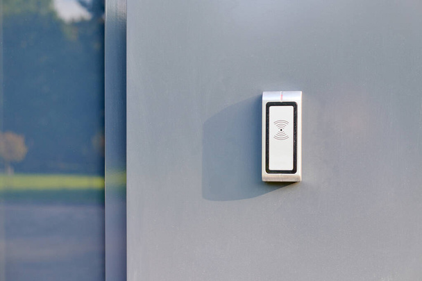 RFID-lezer aan kantooringang voor toegang via RFID-sleutelkaart, slot en sleutelcontrolesysteem. RFID-deurvergrendeling beveiligd identificatiesysteem. Werknemers alleen toegang - Foto, afbeelding