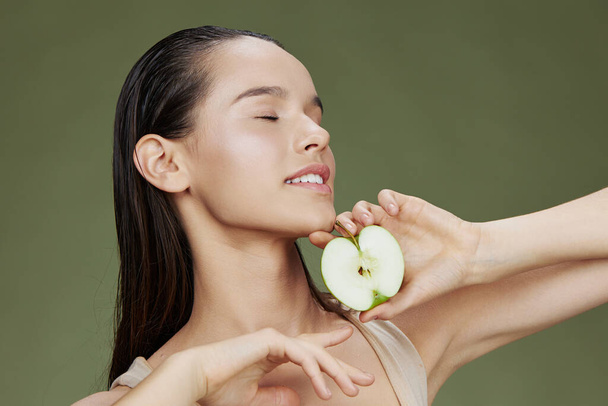 молода жінка яблуко в руках позує фрукти здорова їжа свіжа крупним планом Стиль життя
 - Фото, зображення