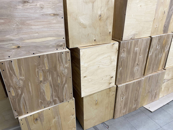 Caixas de madeira quadradas feitas de madeira compensada estão no armazém. Expedição de carga em embalagens de madeira. - Foto, Imagem