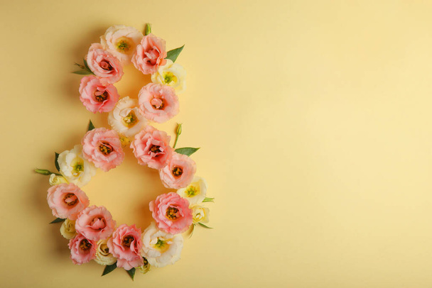 Flores en forma de número 8 sobre un fondo de color con lugar para el texto - Foto, imagen