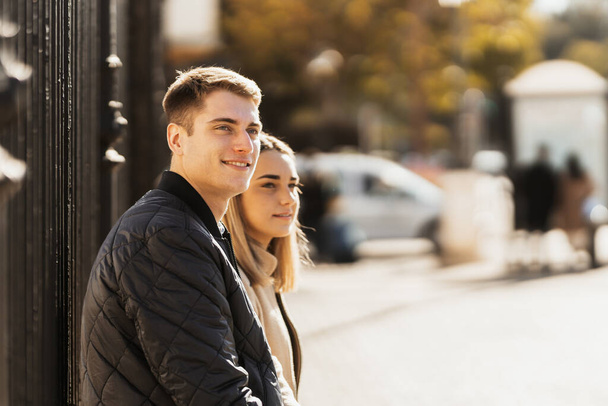Mujer joven con su pareja mirando hacia la ciudad - Foto, imagen