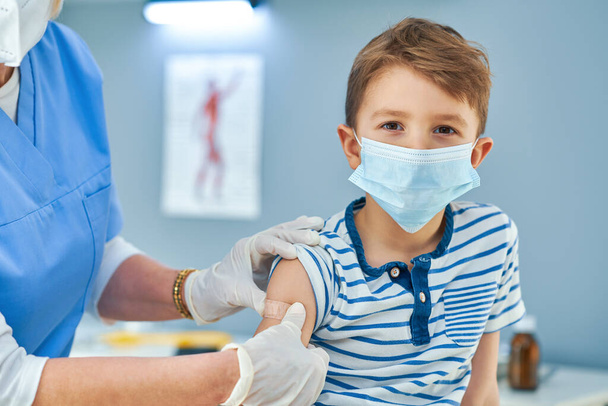 Crianças pequenas durante a vacinação no hospital - Foto, Imagem