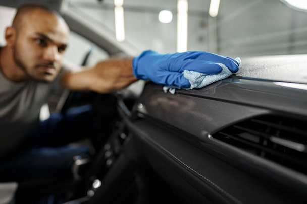 A man cleaning car interior, car detailing in Carwash service - Foto, immagini