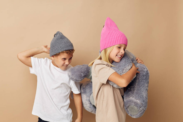 Boy and girl in hats with a teddy bear friendship Lifestyle unaltered - Foto, Imagem
