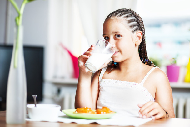 genç kız süt içiyor - Fotoğraf, Görsel