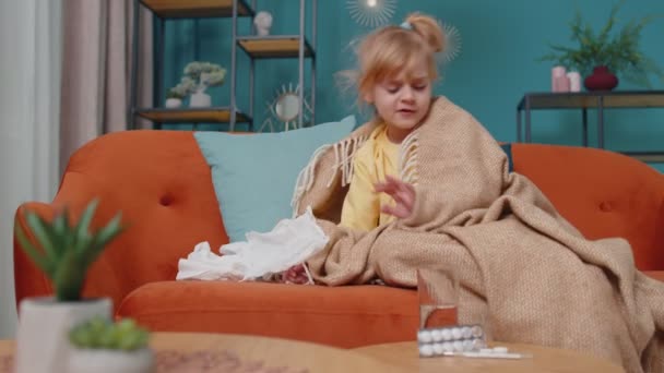 熱アレルギーを患っている冷たい子供の女の子,打撃鼻ドリンク薬錠剤上のソファ-ホーム - 映像、動画