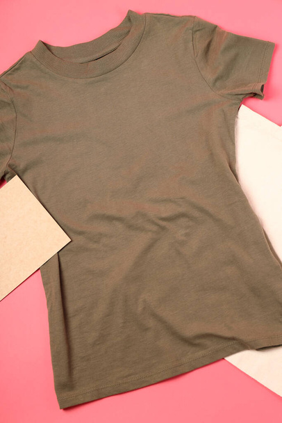 Blank T-Shirt, Tasche und Karton Laken auf rosa Hintergrund - Foto, Bild