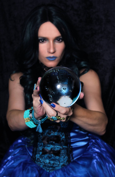 Nainen sininen korsetti mekko kristalli pallo - Valokuva, kuva