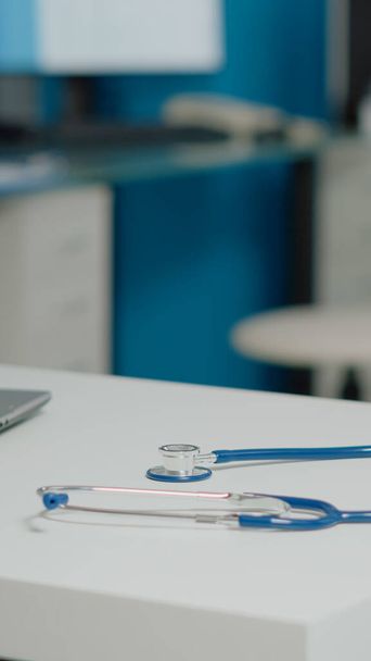 Nahaufnahme eines professionellen Stethoskops auf weißem Schreibtisch - Foto, Bild
