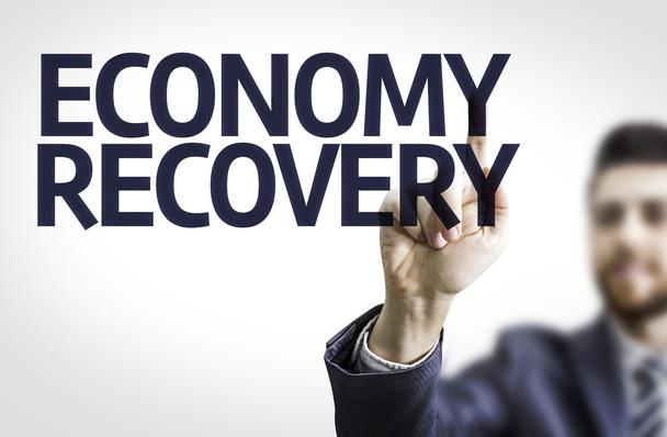 Homme d'affaires pointant vers un tableau transparent avec le texte : Economie Recovery
 - Photo, image