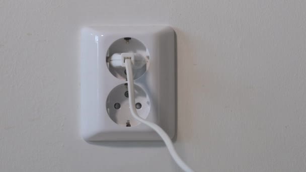 Une double prise électrique européenne sur un mur. - Séquence, vidéo