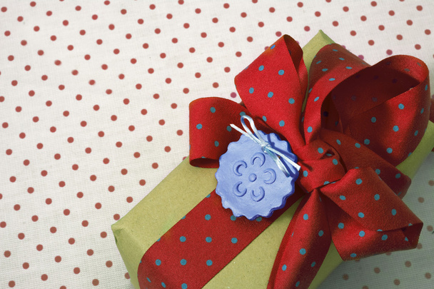  geschenkdoos met lint en boog, rood en blauw polka dot - Foto, afbeelding