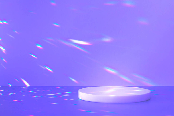 escena vacía y círculo podio sobre fondo púrpura con destellos de luz de cristal - Foto, imagen